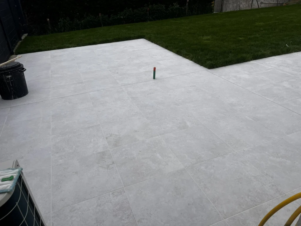 Aménagement extérieur d'une terrasse à La Chapelle-Saint-Laud - Acari Finitions