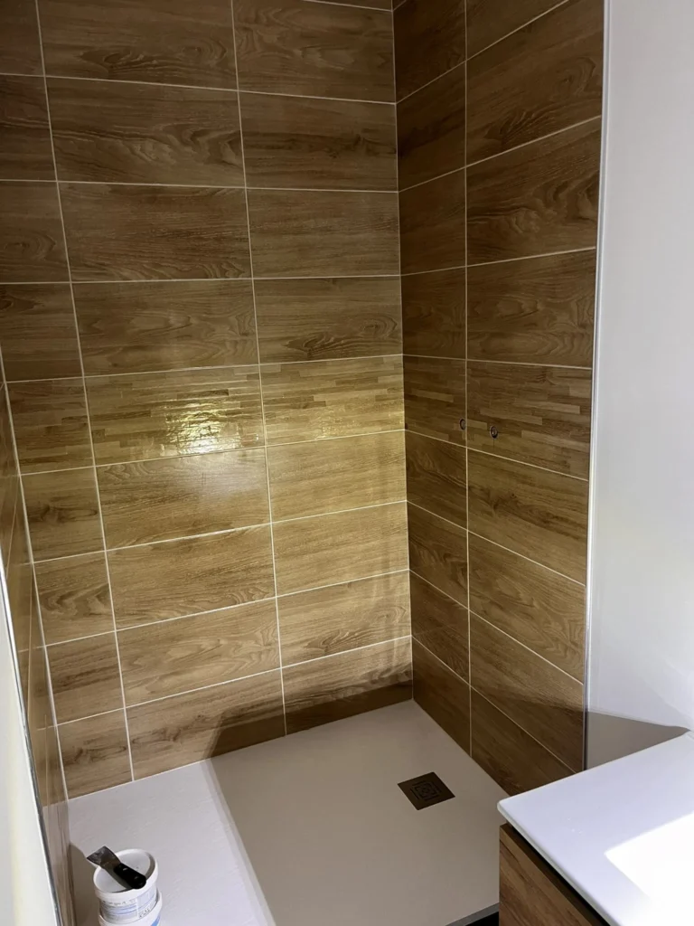 Pose d'une faïence dans une salle de bain à Grez-Neuville - Aménagement intérieur - Acari Finitions