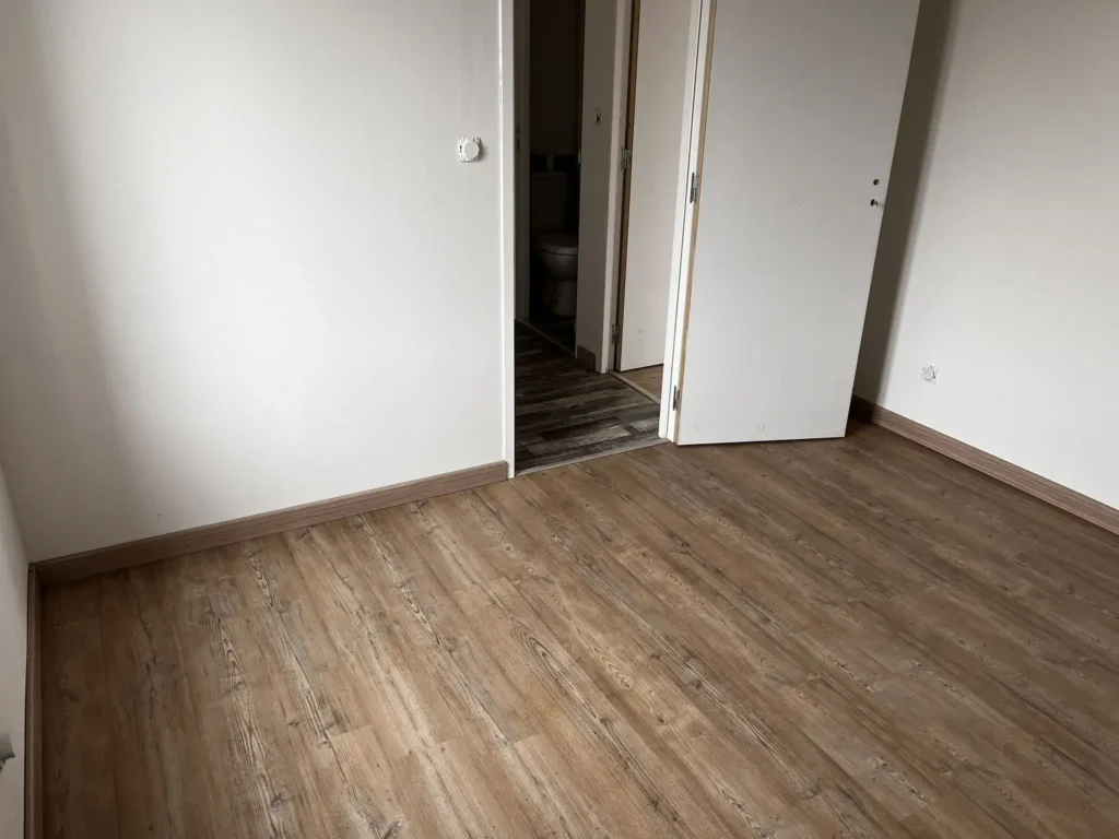 Pose d'un revêtement de sol à Grez-Neuville - Aménagement intérieur - Acari Finitions