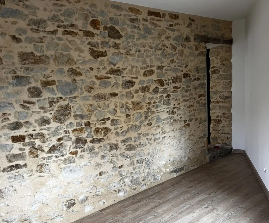 Rénovation d'un mur intérieur en pierre à Grez-Neuville - Rénovation intérieure - Acari Finitions